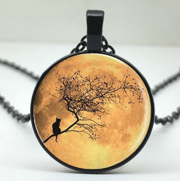 Cat pendant (Ø 25 mm  / 1 inch) with a stable chain (50 cm / 20 inch) - Cat on tree in front of golden sunset